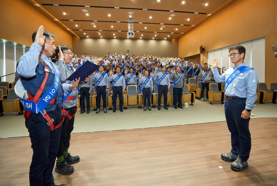 주영민(오른쪽 맨 앞) HD현대오일뱅크 대표와 임직원이 26일 충남 대산 본사에서 열린 '2023 정기보수 무재해 결의대회'에서 선서하고 있다. HD현대오일뱅크 제공.